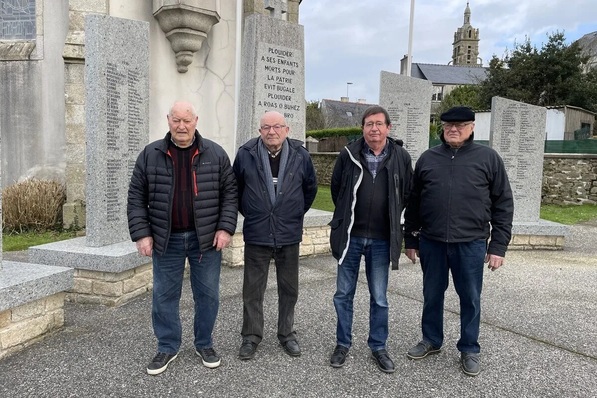 Des hommes devant le monument aux morts de Plouider - Illustration Première guerre mondiale à Plouider: L’histoire ne fait  que commencer