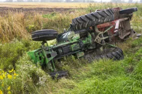 Un tracteur retourné dans une prairie
