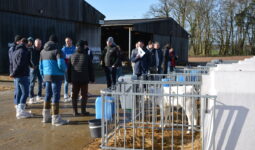 Un groupe de personnes lors d'une porte ouverte dans une exploitation agricole