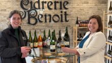 Deux femmes trinquent avec des verres de cidre.