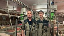 Un formateur et un élève dans l'atelier porc pédagogique du lycée le Nivot