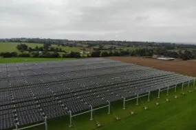 La vue aérienne d'une canopée photovoltaïque
