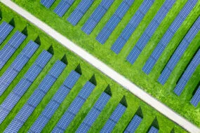 Photo aérienne d'un champ recouvert de panneaux photovoltaïque