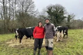 Aurélie Cheveau et Madeg Join-Lambert parmi leurs vaches à Querrien Finistère