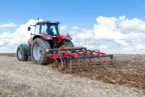 tracteur dans un champ travaillant le sol