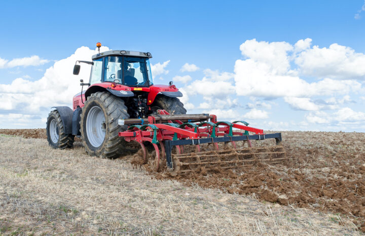tracteur dans un champ travaillant le sol