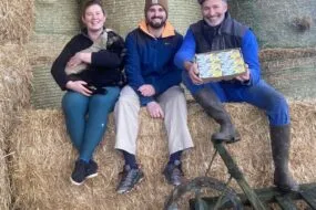 Les éleveurs de la bergerie de la Corbière sur une botte de paille