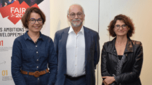 2 femmes et 1 hommes devant l'affiche "Faire 2030" du Crédit Mutuel Arkéa
