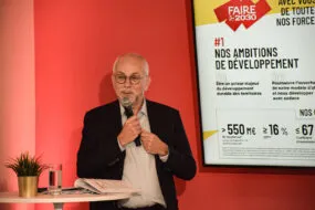 Julien Carmona, président du Crédit Mutuel Arkéa.à une tribune