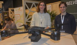 Audric Strumpler et Louis Chabbert derrière le drone effaroucheur en forme de rapace