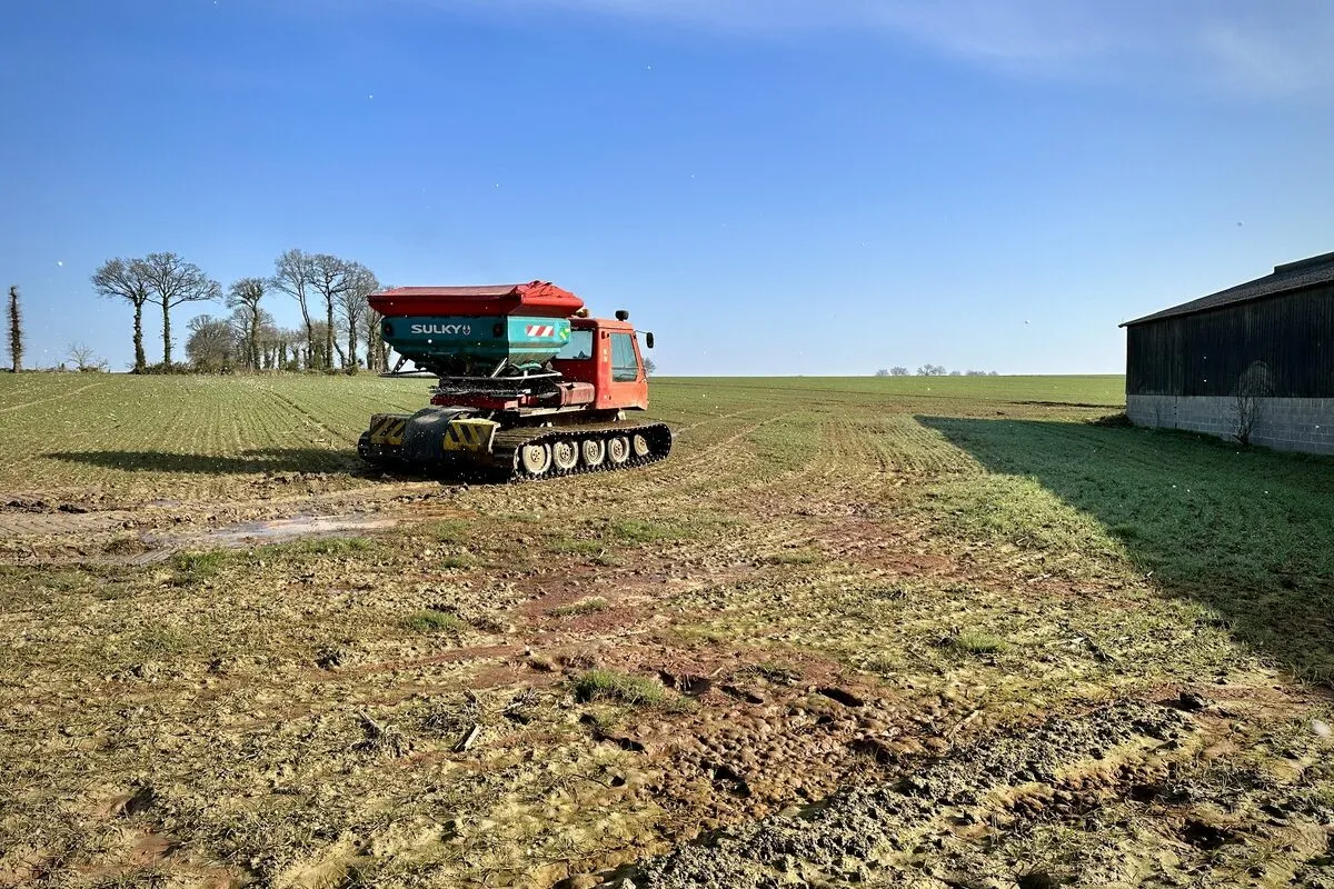 épandage avec chenillette - Illustration Un épandage  tout en légèreté