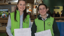 Deux étudiantes souriantes