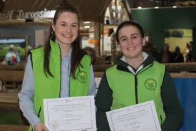 Deux étudiantes souriantes