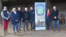 Des personnes devant la bannière Agri Deiz