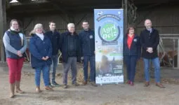 Des personnes devant la bannière Agri Deiz