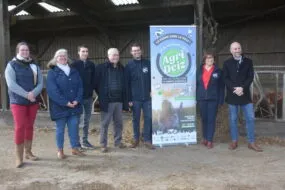 Des personnes devant la bannière Agri Deiz