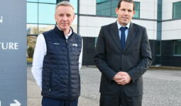 Laurent Kerlir et Sébastien Giraudeau devant la Maison de l'agriculture de Rennes