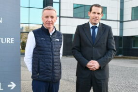 Laurent Kerlir et Sébastien Giraudeau devant la Maison de l'agriculture de Rennes