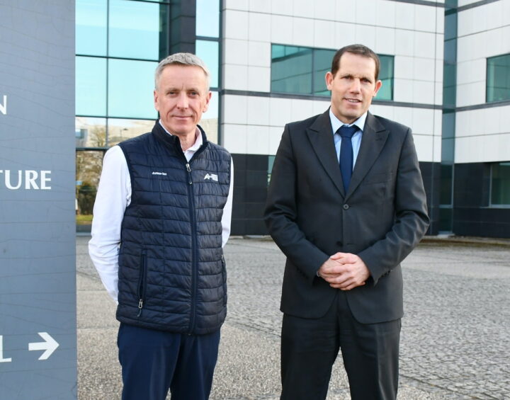 Laurent Kerlir et Sébastien Giraudeau devant la Maison de l'agriculture de Rennes