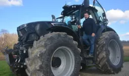 Jean-Marc Guillou sur son tracteur