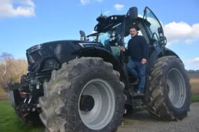 Jean-Marc Guillou sur son tracteur