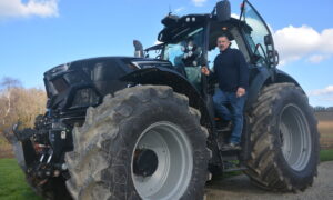 Jean-Marc Guillou sur son tracteur