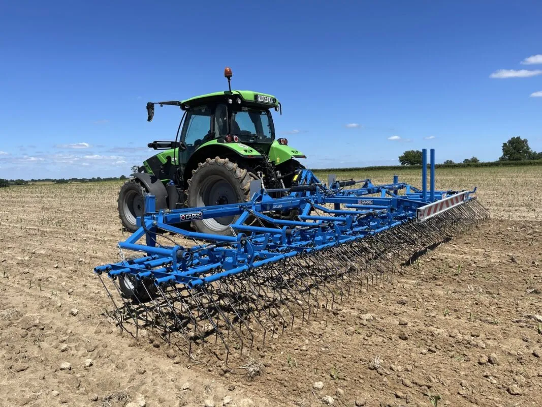 Le passage d’une herse étrille sur un maïs peu développé impose
une vitesse d’avancement réduite pour ne pas l’endommager.
