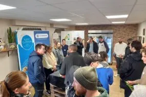 Échanges entre personnes lors d'une rencontre entre restaurateurs et producteurs