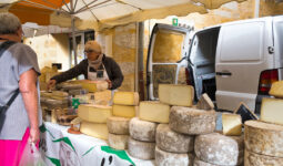 Une vente directe de fromage