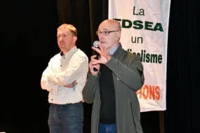Les deux responsables debout lors de l'assemblée
