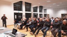Un groupe de personnes dans une salle
