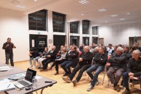 Un groupe de personnes dans une salle