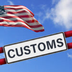 Le drapeau américain et une barrières "customs" (douanes)