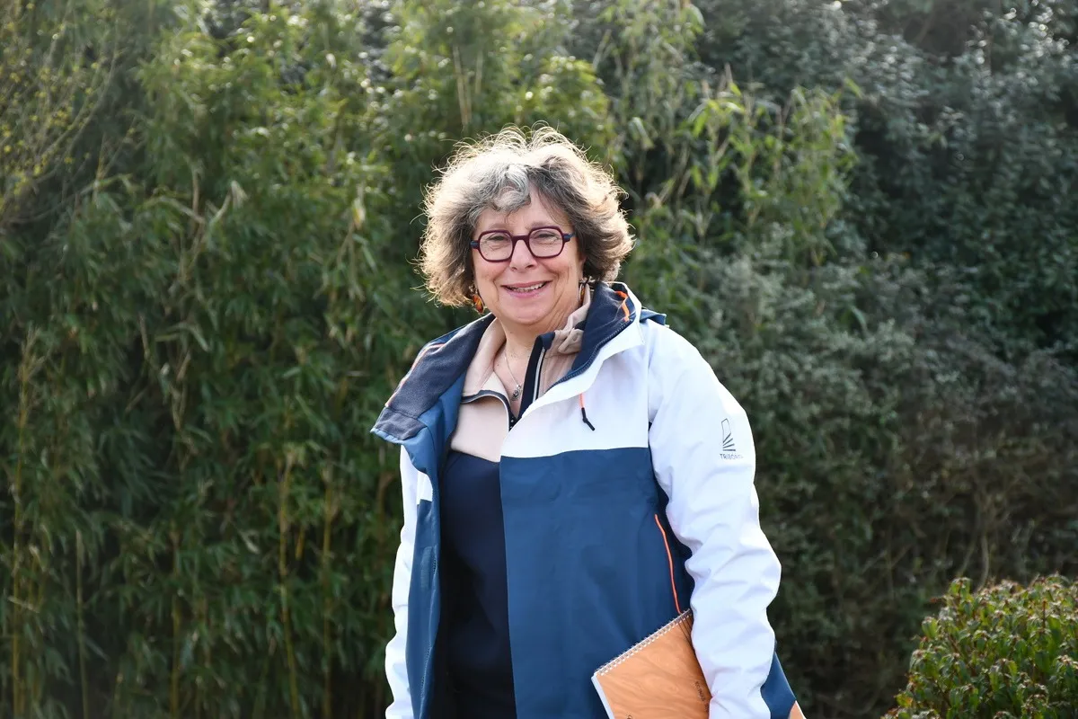 Françoise-Andrée Zoia avec ses dossiers en extérieur