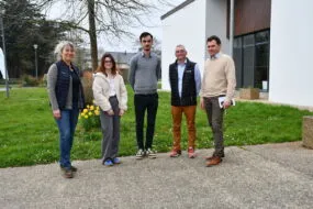Les personnes de la table ronde dehors