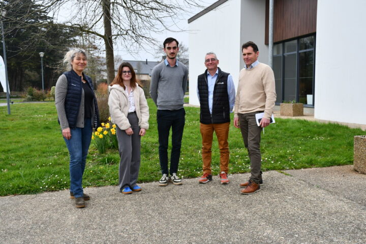 Les personnes de la table ronde dehors