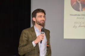 Une personne avec un micro à une tribune