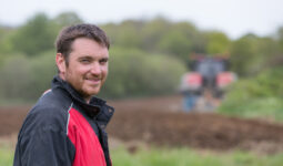 Un agriculteur dans un champ