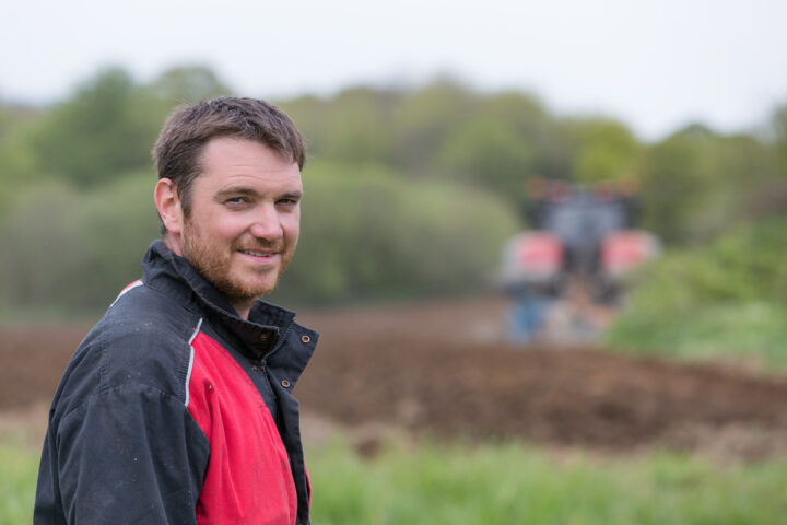 Un agriculteur dans un champ