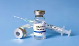 Une seringue et 2 flacons de vaccin antigrippale
