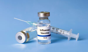 Une seringue et 2 flacons de vaccin antigrippale