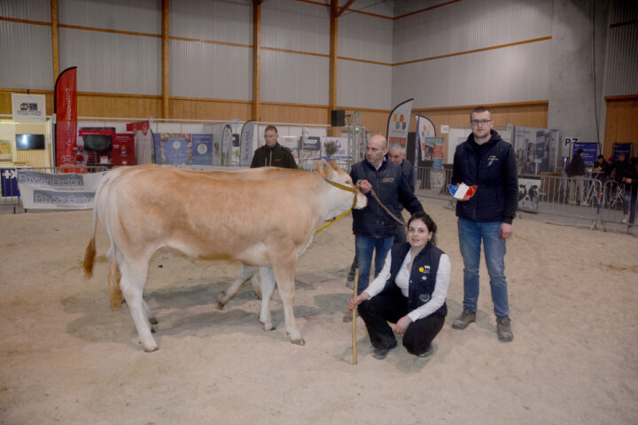 Dex gens avec une vache Blonde d'Aquitaine