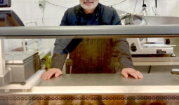 Un boucher devant son étal