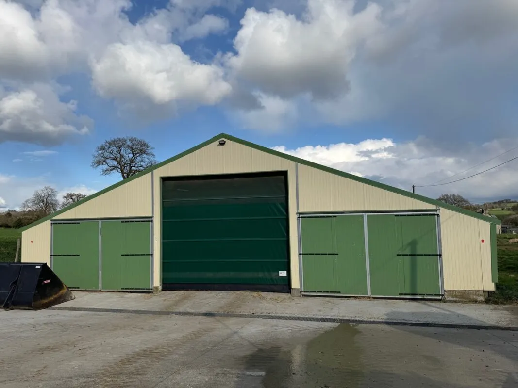 Vue du pignon retapé de l'ancien poulailler avec l'ajout de deux ouvertures latérales permettant le curage des aires paillées.