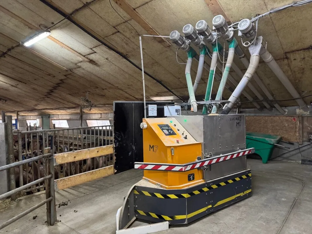 Un robot d'alimentation dans un élevage de chèvres laitières.