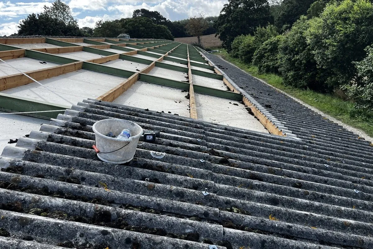 désamiantage en cours sur un toit de bâtiment agricole - Illustration Faisabilité d’une Cuma de désamiantage