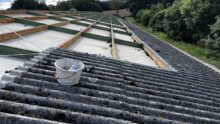 désamiantage en cours sur un toit de bâtiment agricole