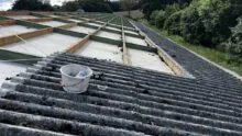 désamiantage en cours sur un toit de bâtiment agricole