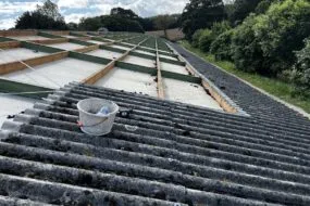 désamiantage en cours sur un toit de bâtiment agricole