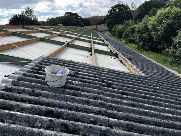 désamiantage en cours sur un toit de bâtiment agricole